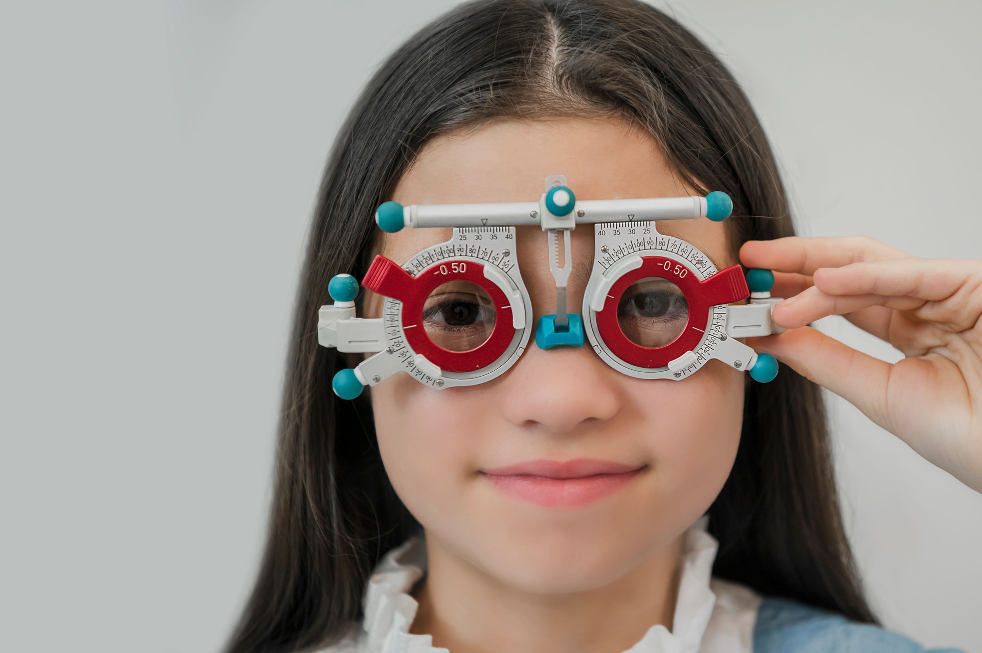A young girl examines her eyesight at an ophthalmologist's appointment.
The patient is examined by an ophthalmologist.
